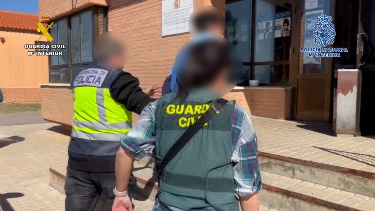 Uno de los detenidos es trasladado a dependencias policiales. / Guardia Civil