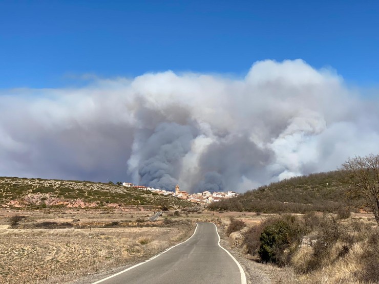 El humo del incendio declarado en Castellón desde el municipio turolense de San Agustín. / Álvaro Sánchez