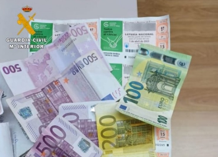 La Guardia Civil encuentra una cartera con 2.300 euros y diversa documentación. / Guardia Civil