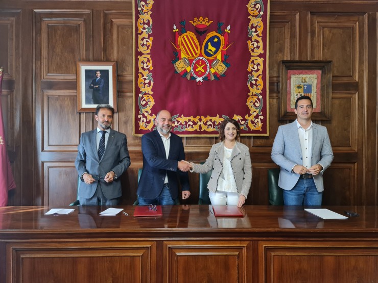 Firma del convenio de la nueva campaña de apoyo al comercio local de Teruel. / Ayuntamiento de Teruel.