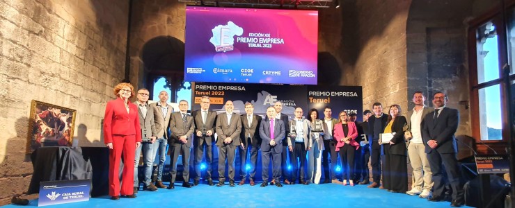 Foto de familia de los ganadores del premio Empresa Teruel, en el castillo de Valderrobres. / Gobierno de Aragón
