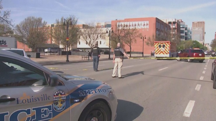Bomberos y policía local de Louisville en el lugar del suceso. / AFP