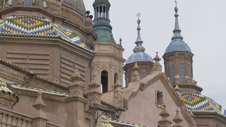 Imagen en detalle de las torres de la Basílica del Pilar.