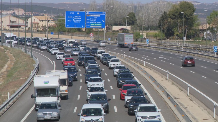 Carretera aragonesa con gran afluencia de vehículos
