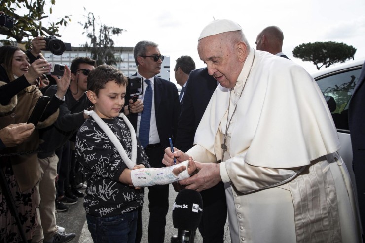 El papa ha firmado la escayola de un niño a su salida del hospital Agostino Gemelli. (EFE/EPA/Angelo Carconi)