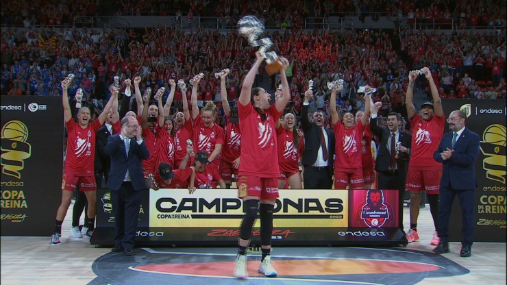 Las jugadoras del Casademont Zaragoza celebran la conquista de la Copa de la Reina.