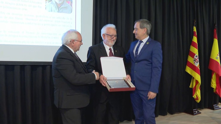El investigador Mariano Moles recibe la medalla de 'Aragonés del Mérito'.