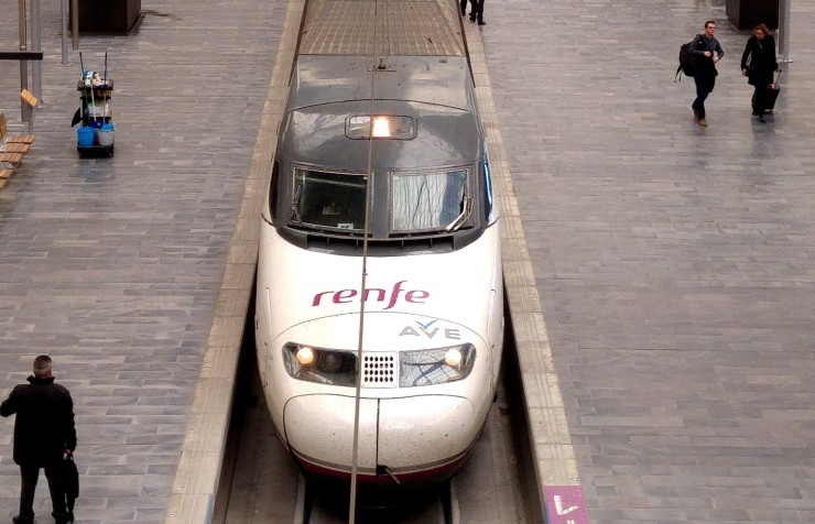 Un tren AVE en la estación Delicias, de Zaragoza.