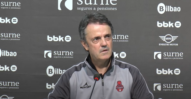 Rueda de prensa de Porfirio Fisac en Bilbao. Foto: YouTube Bilbao Basket