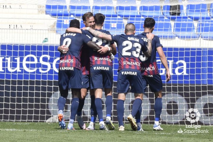Los jugadores de la SD Huesca celebran el primer gol ante el Burgos. Foto: LaLiga