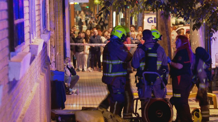 El incendio de un edificio ocupado en Las Fuentes de Zaragoza deja una mujer herida leve.