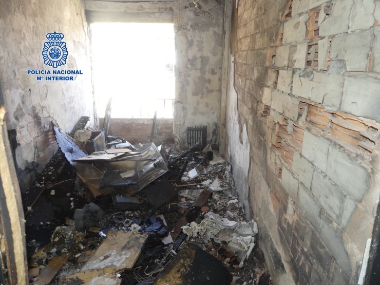 Aunque no hubo que lamentar daños personales, el piso quedó completamente calcinado. / Policía Nacional