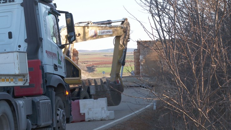 Maquinas trabajando para retirar los restos del puente derrumbado en la carretera A-1510.