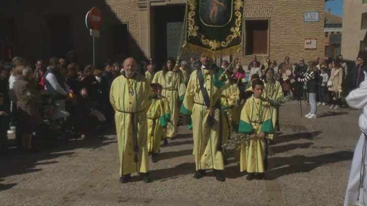 Las procesiones han recorrido este domingo las calles de Huesca.