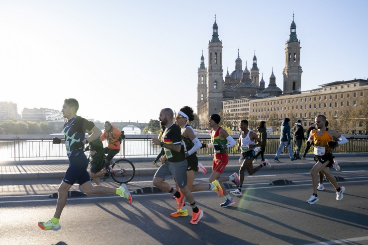 Maratonianos atraviesan el Puente de Santiago.