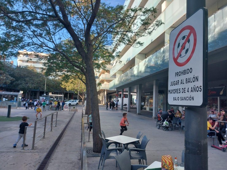 Cuarte de Huerva (Zaragoza) prohíbe jugar con la pelota en su plaza. / Cristina Adán