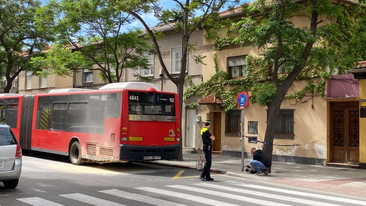 El autobús de la línea 24 que ha sufrido la avería en la calle Franco y López. / A. A.