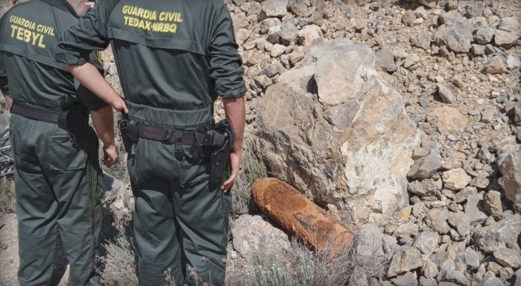 Agentes con el artefacto encontrado. / Guardia Civil Teruel