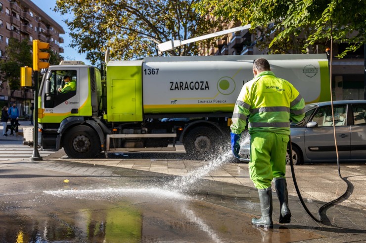 Imagen de archivo de trabajadores de limpieza viaria en Zaragoza. / Europa Press