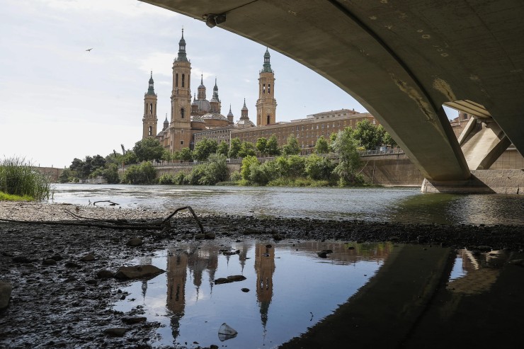 Río Ebro a su paso por Zaragoza el 7 de mayo de 2023. / EFE