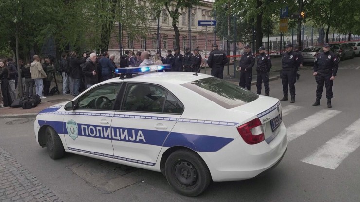 Vehículo de la policía serbia en las inmediaciones del centro escolar. / Reuters
