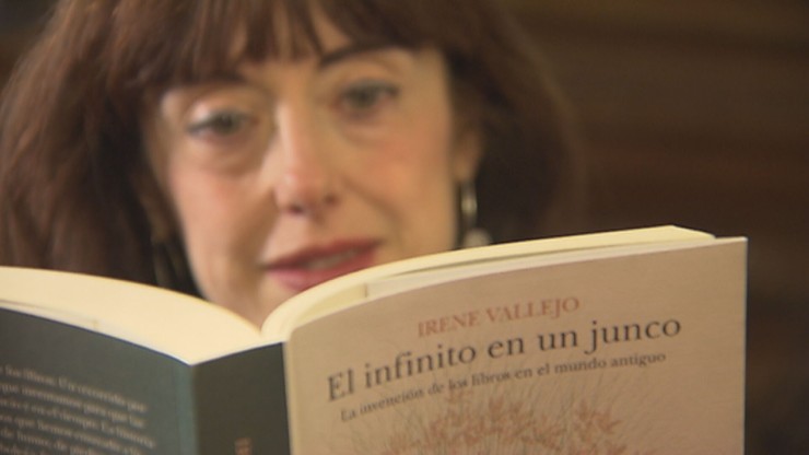 Irene Vallejo lee un ejemplar de su premiada obra.