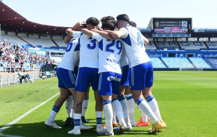 Los jugadores del Deportivo Aragón celebran el gol de Isaiah en La Romareda. Foto: Real Zaragoza