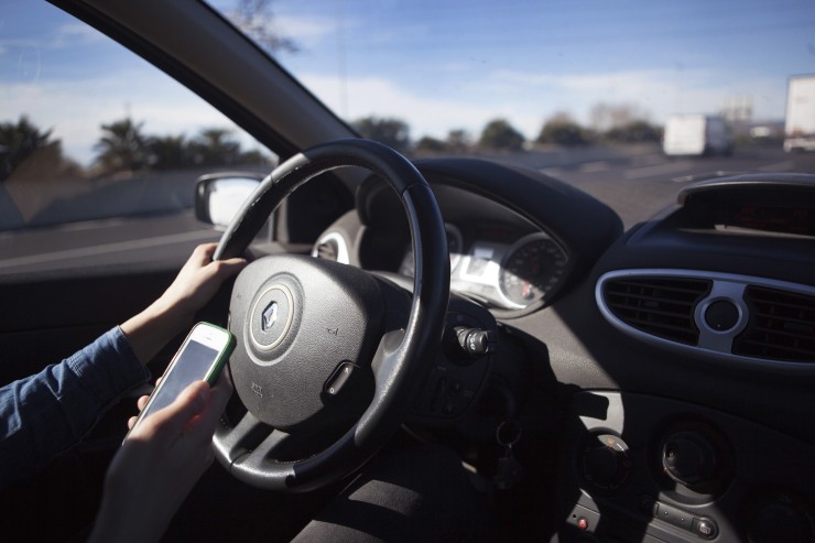 El uso del teléfono móvil es una de las principales causas de distracción al volante. | Europa Press