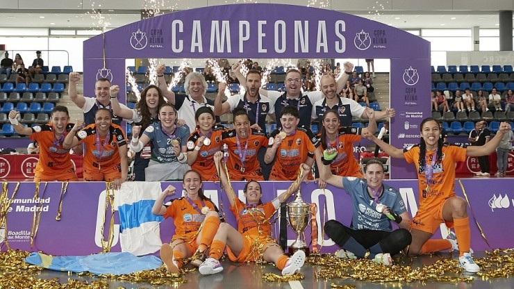 Irene Samper (abajo a la izquierda), celebra con sus compañeras el título de Copa. Foto: RFEF Futsal