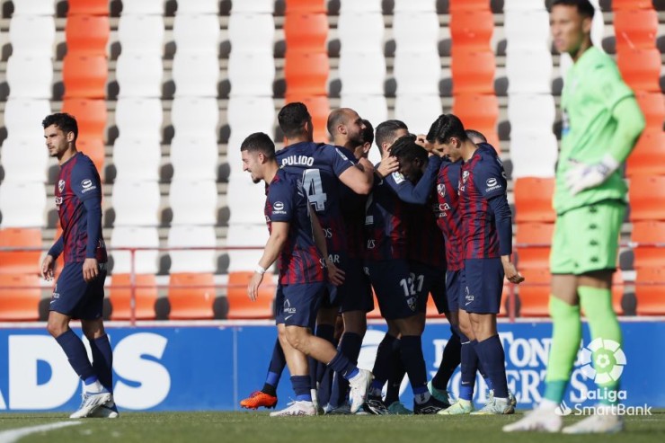 Los jugadores de la SD Huesca celebran uno de los goles del equipo en el Anxo Carro. Foto: LaLiga