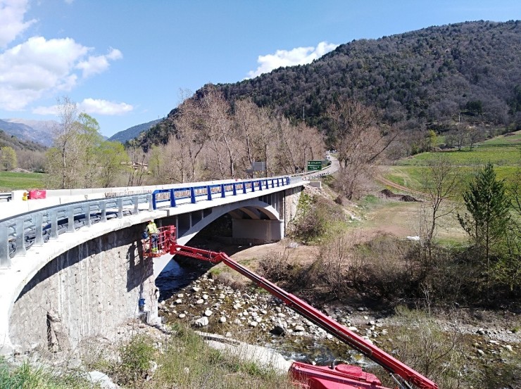 Las obras en el puente sobre el río Noguera Ribagorzana, en la N-260, en Montanuy, generan afecciones al tráfico. / Mitma