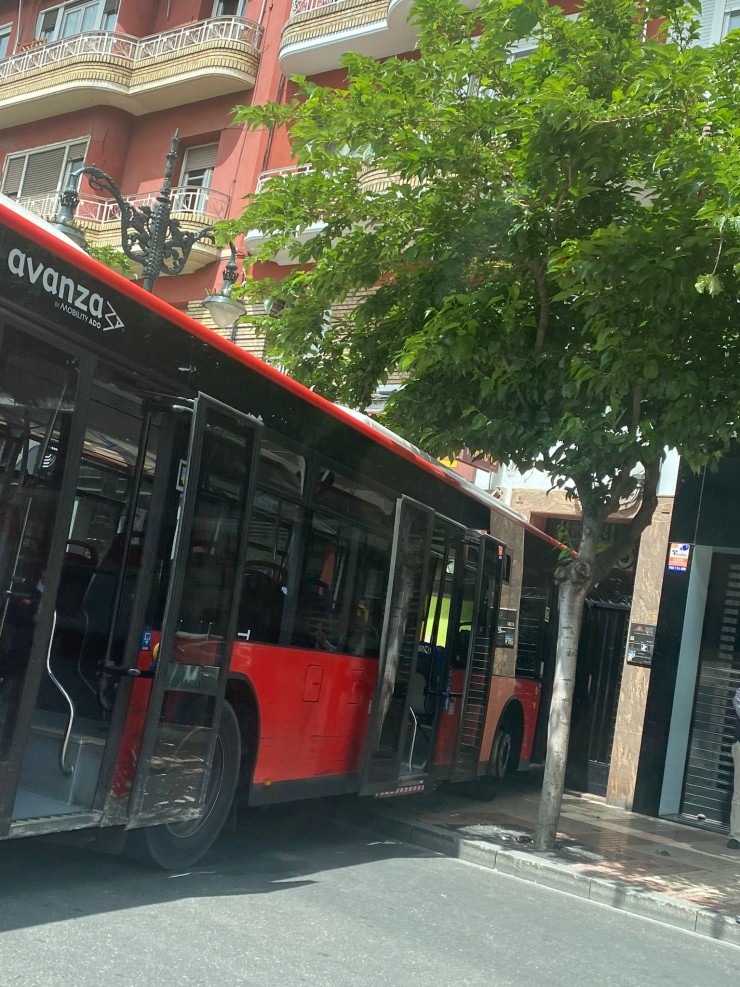 Un autobús se empotra contra la fachada de un edificio en Zaragoza