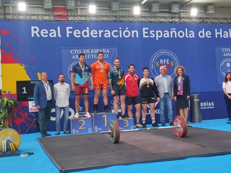 Raúl Usón, de naranja, en lo más alto del podio del reciente Campeonato de España. Foto: CN Helios