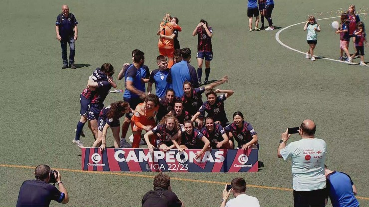 Las jugadoras de la SD Huesca han celebrado por todo lo alto su campeonato y ascenso.