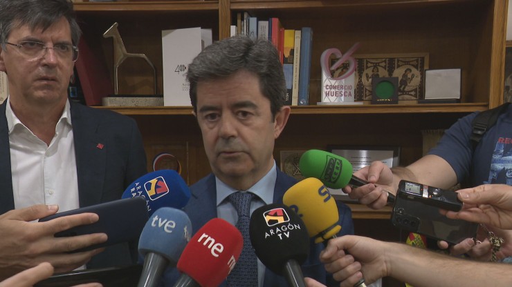 El alcalde de Huesca, Luis Felipe, ante los medios de comunicación este viernes.