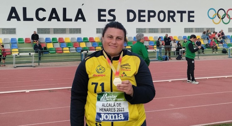 Vanesa Gil posa con la medalla de plata conquistada en Alcalá de Henares. Foto: Alcampo-Scorpio71