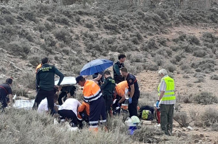 El hombre es atendido en el lugar antes de ser evacuado. / Guardia Civil Teruel
