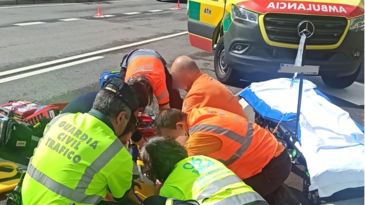 Servicios de emergencias atendiendo a los dos heridos. / Guardia Civil