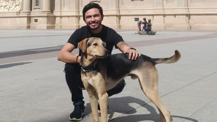 Rubén Ramírez con su perro 'Cachirulo' en la Plaza del Pilar de Zaragoza.