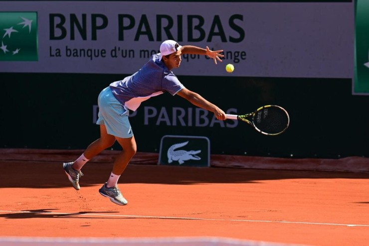 Alejo Sánchez durante un partido del torneo (Foto: ATP/Roland Garros)