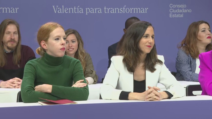 La líder de Podemos, Ione Belarra, junto a Lilith Vestrynge.