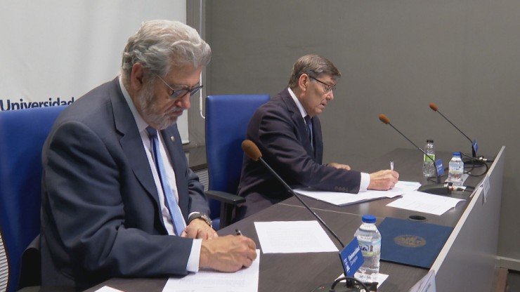 El vicepresidente en funciones del Gobierno de Aragón, Arturo Aliaga, y el rector de la Universidad de Zaragoza, José Antonio Mayoral, firmando el acuerdo.