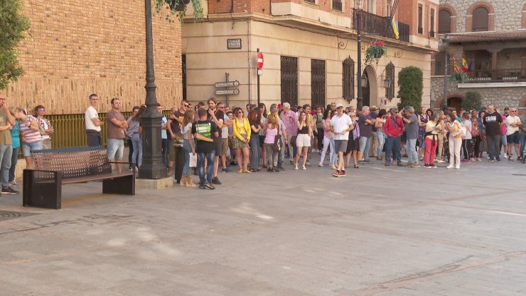 Vecinos de Teruel protestan a las puertas del Ayuntamiento.