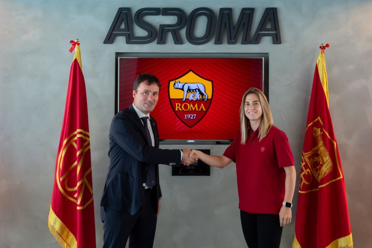 Bárbara Latorre, tras firmar su nuevo contrato con la AS Roma. Foto: AS Roma