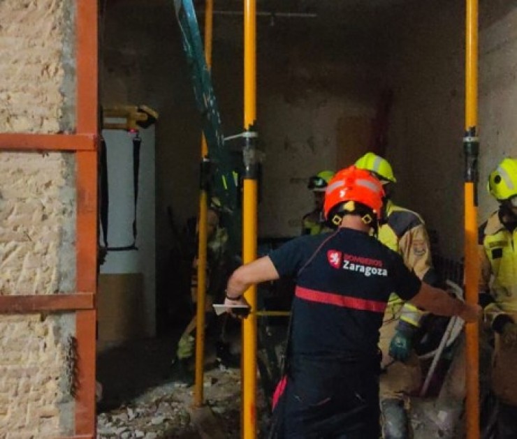 Bomberos del Ayuntamiento de Zaragoza han apuntalado el edificio.