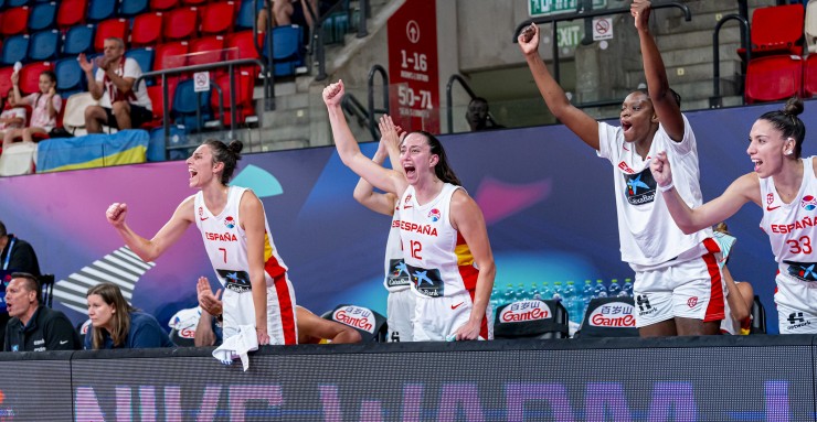 Las jugadoras españolas celebran una canasta. Foto: Baloncesto España.