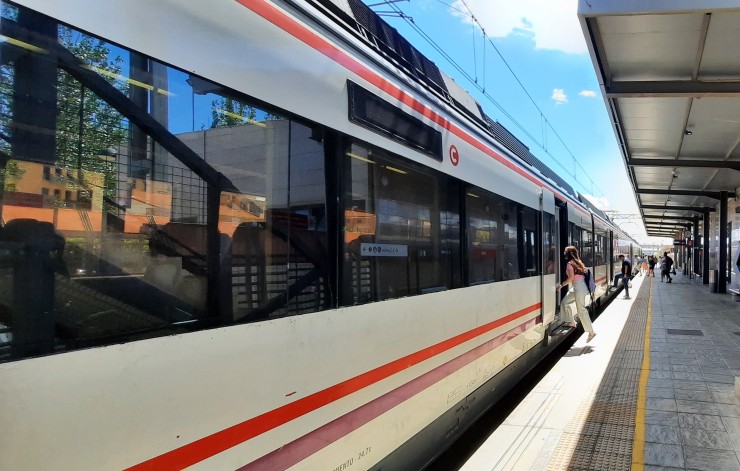 Tren de cercanías en la línea C1 de Zaragoza. / Renfe