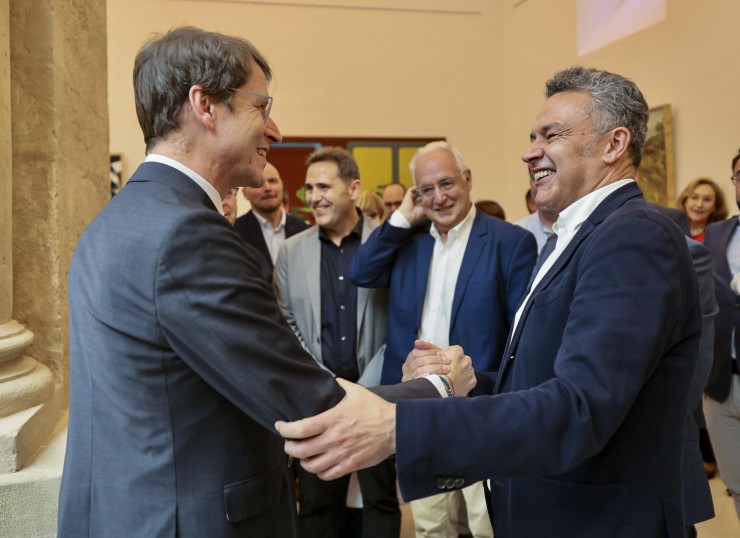El popular Gonzalo Capellán, a la izquierda, es felicitado por el alcalde de Logroño, Conrado Escobar, a la derecha, tras ser elegido presidente del Gobierno de La Rioja. / EFE/Raquel Manzanares