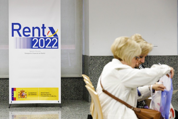 Dos personas realizan la declaración de la renta de forma presencial en una oficina de Hacienda. / Europa Press