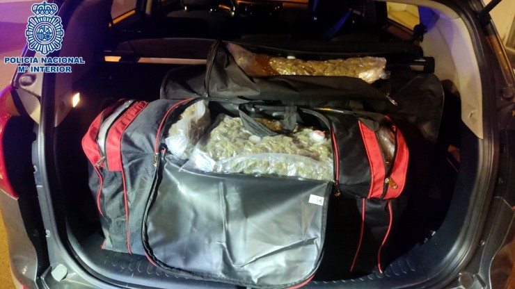 Las mochilas en las que portaba los 25 kg de marihuana. / Policía Nacional